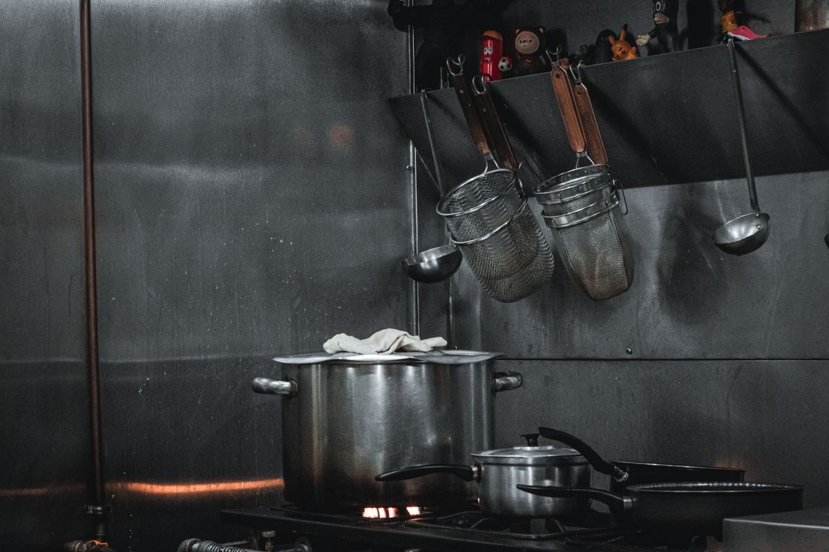 Cocina comercial profesional en acero inoxidable lista para instalar equipo de hielo