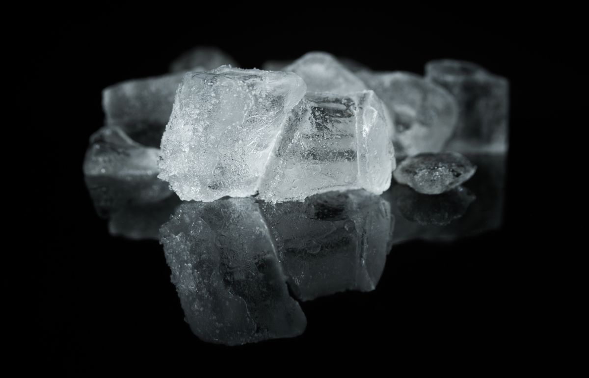 Cubos de hielo cristalinos listos para servicio de bebidas en un negocio gastronómico