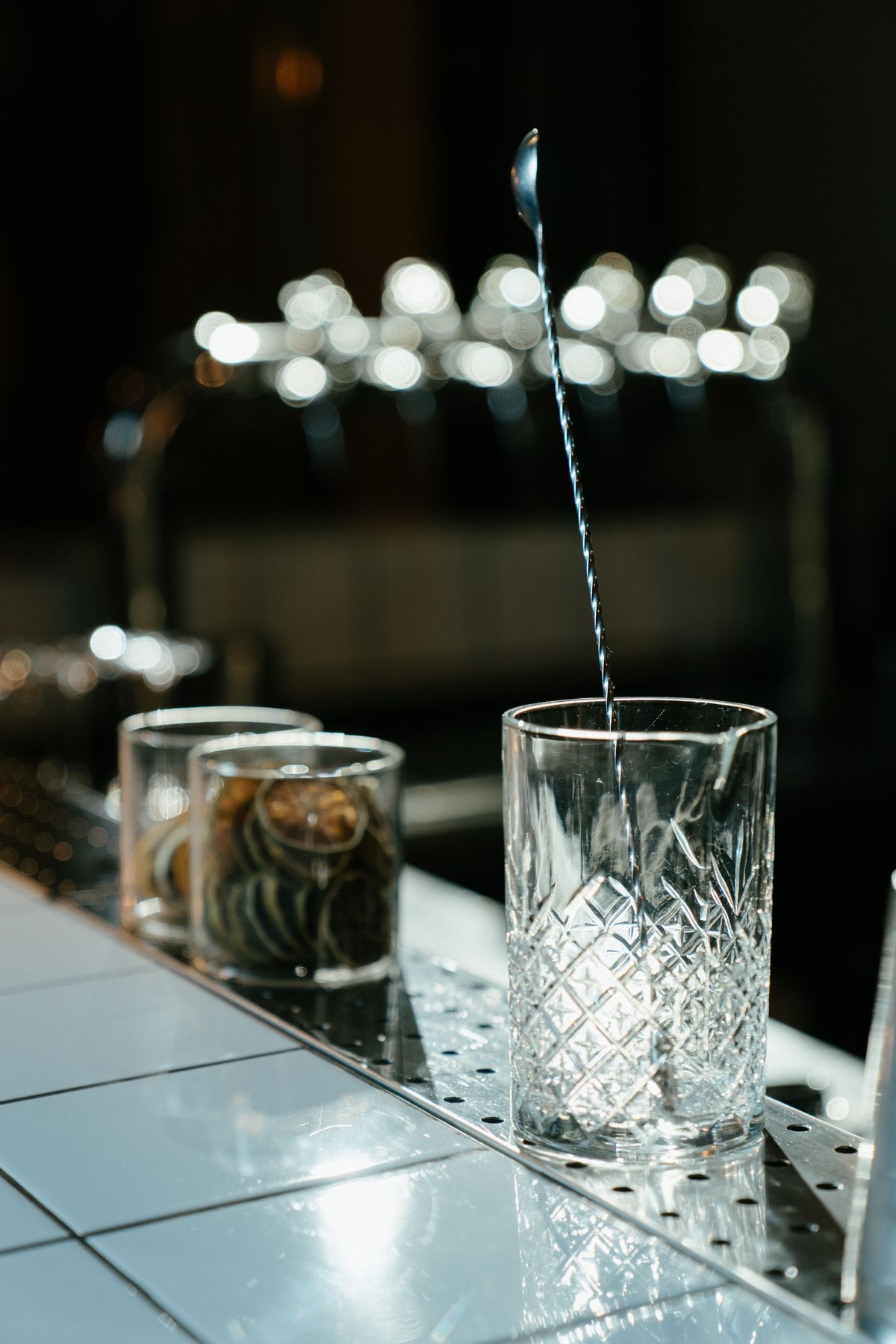 Cubos de hielo cristalinos en un vaso de coctel en una barra