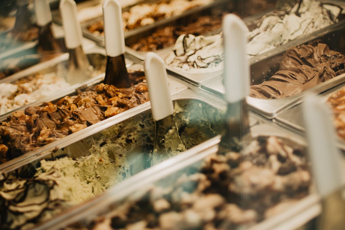 Bandejas de gelato artesanal de distintos sabores exhibidos en una heladería