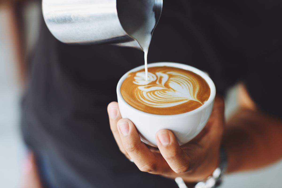 Máquina de espresso comercial de dos grupos en una cafetería